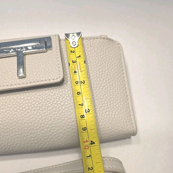 Tahari Bifold Wallet Wristlet NEW Multisection Cloud White Pebbled Faux Leather - Picture 11 of 13
